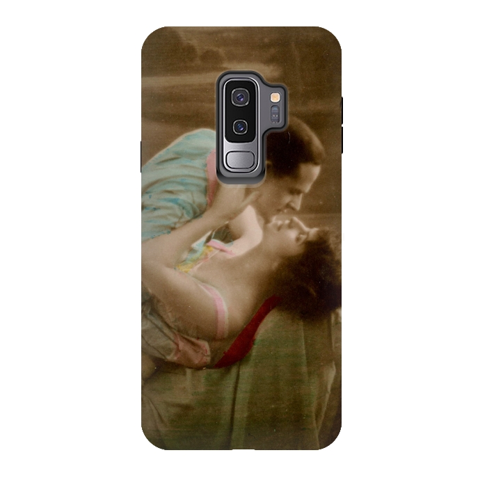 Galaxy S9 plus StrongFit Old Postcard Kissing Couple by Andrea Haase