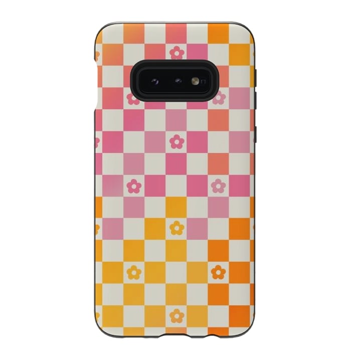 Galaxy S10e StrongFit Retro checks and daisy flowers - 70s gradient checkered pattern by Oana 
